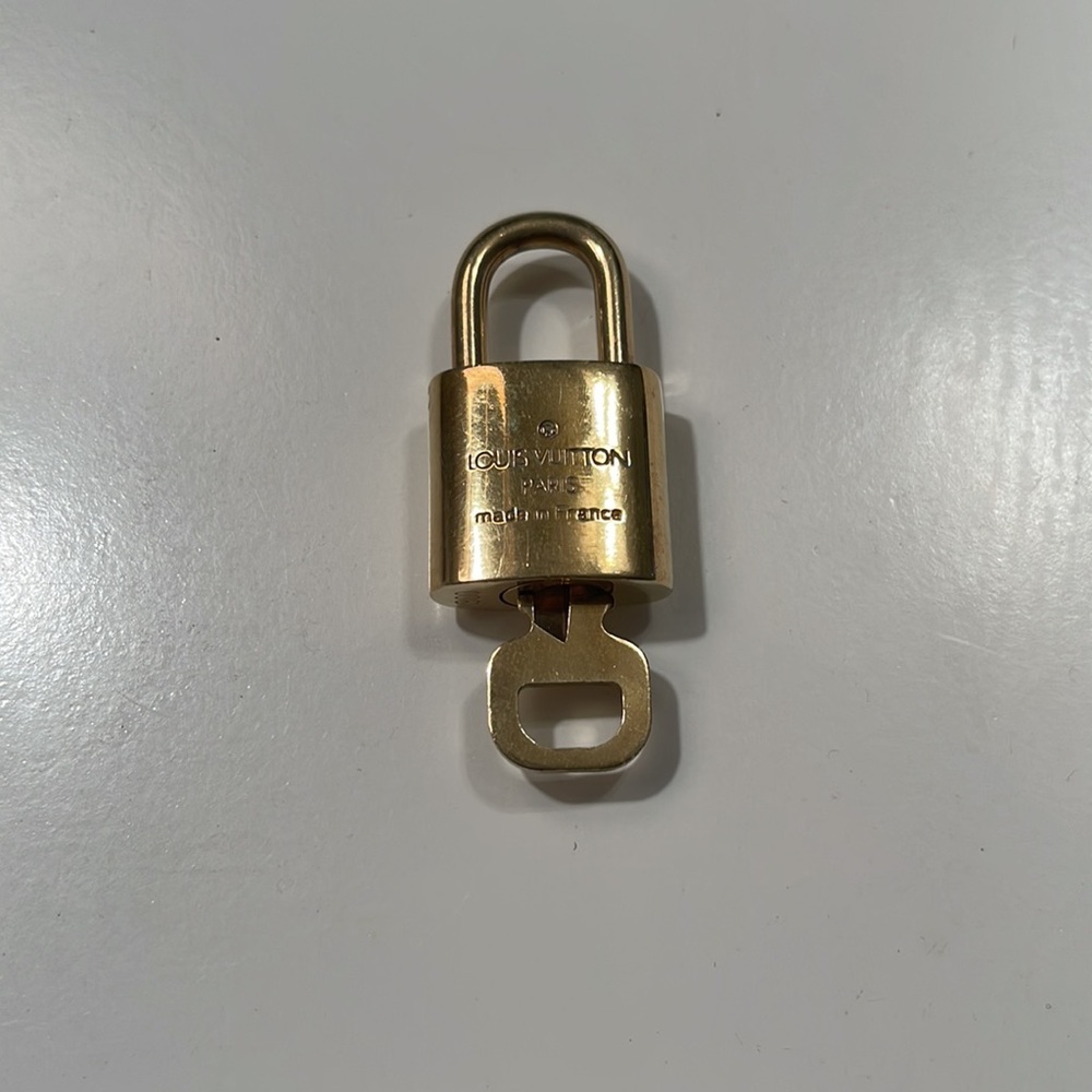 Authentic Lock and Key with Chain - Picture 2 of 4